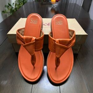 New in Box. Sofft Women Essie Flip Flop